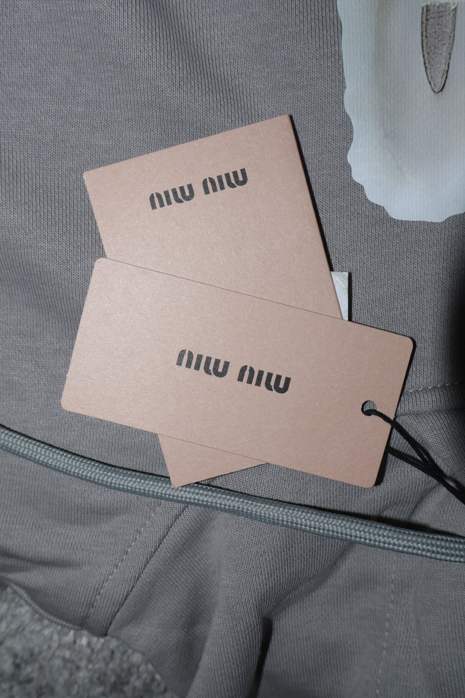 Miu Miu Duks "Grey / Siva"