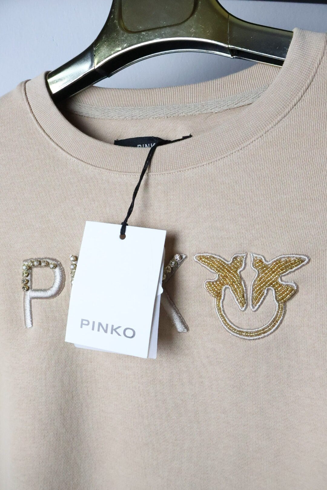 Pink majica dugih rukava / White / Gold Logo